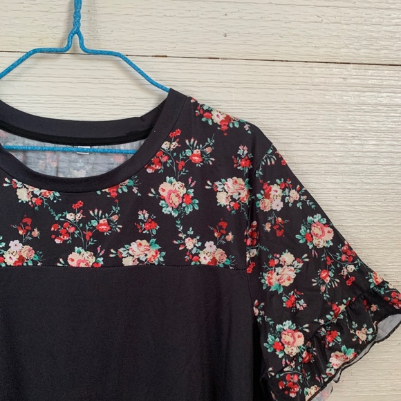 Floral Short Sleeve Blouse. Size XXL - Picture 4 of 9